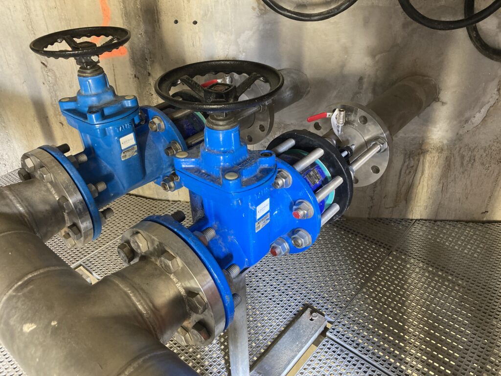 Vannes et équipements hydrauliques d'une station de traitement d'eau à buzeins - projet AQUI Ingénierie