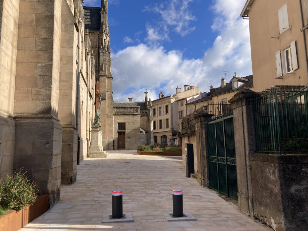 Réaménagement du parvis de l'église de Sainte-Affrique par AQUI Ingénierie - requalification d'espace public en centre-ville aveyronnais