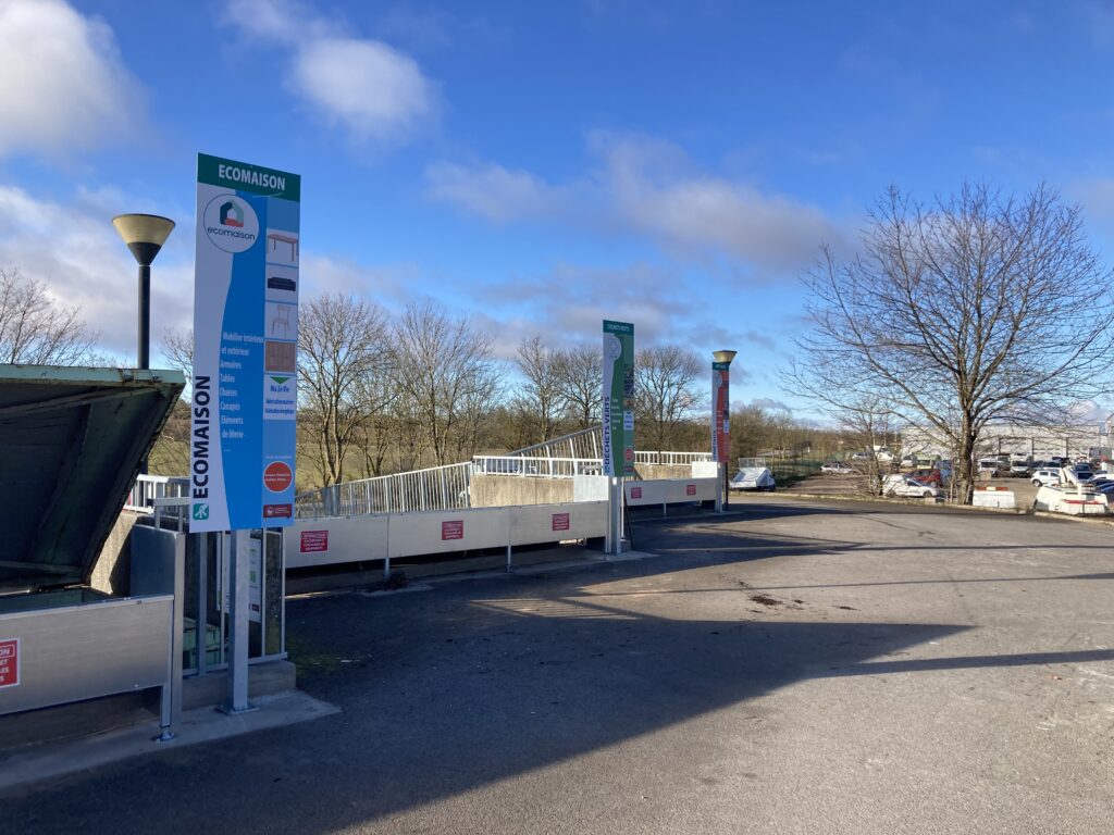 Déchetterie de La Cavalerie sur le Larzac aménagée par AQUI Ingénierie - quais de collecte des encombrants et matériaux recyclables